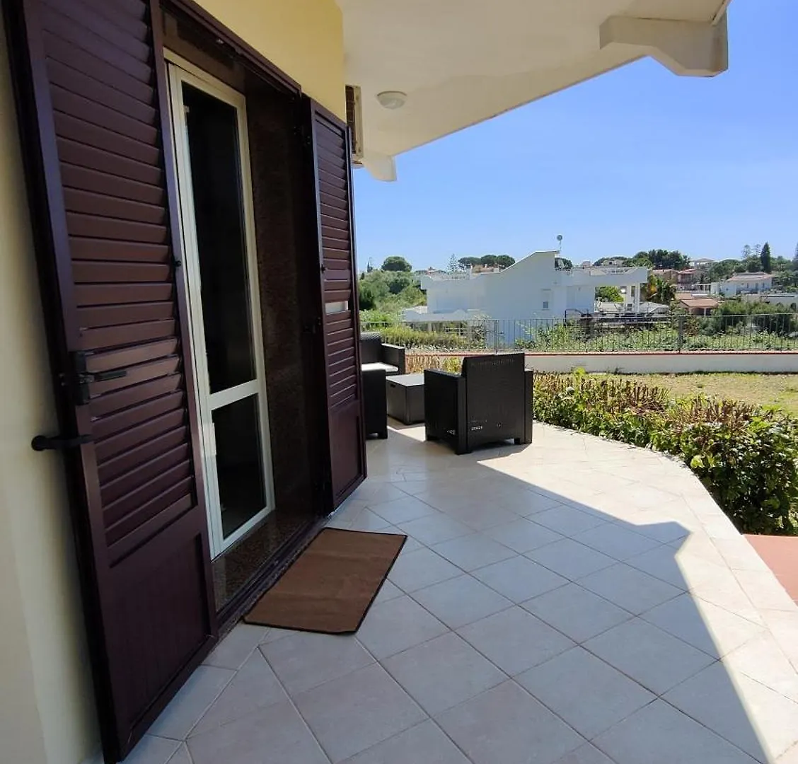 Appartamenti In Villa Polimnia Fontane Bianche Feriehus